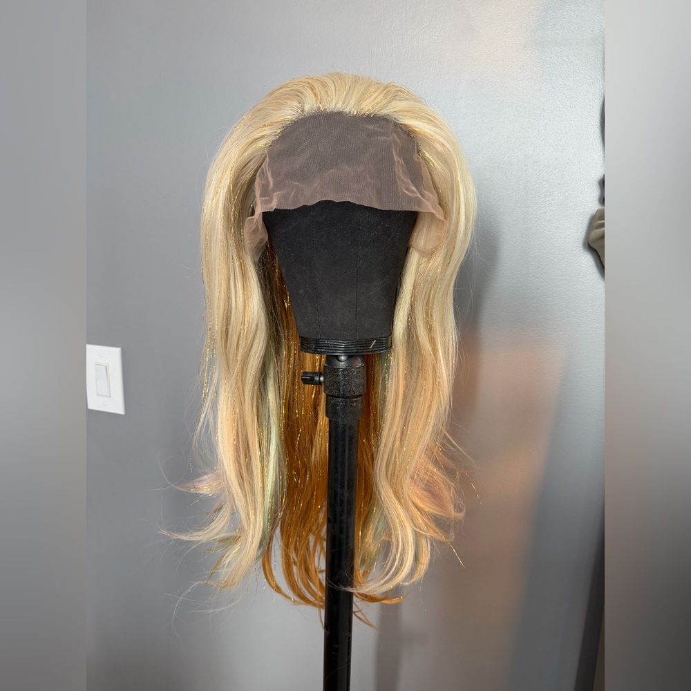 Brand new synthetic wig with tinsel. 13 x 1 parting space. 22 inches - Picture 2 of 14